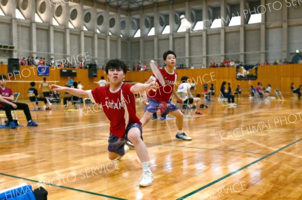 【男子個人戦ダブルス北北海道決勝】第２ゲーム、果敢に攻める帯大谷の竹村怜斗（手前）。後方は木村友翔（金野和彦撮影）