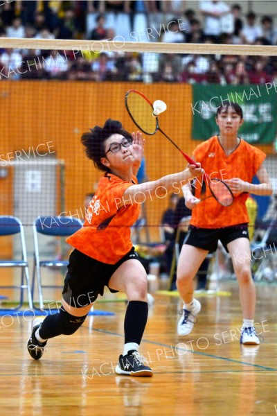 【女子団体戦南北北海道決勝・とわの森三愛―旭川商】第１ゲーム、シャトルを打ち返す、とわの森三愛