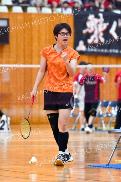 【女子団体戦南北北海道決勝・とわの森三愛―旭川商】第１ゲーム、ポイントを奪い気迫を見せる、とわの森三愛＝金野和彦撮影