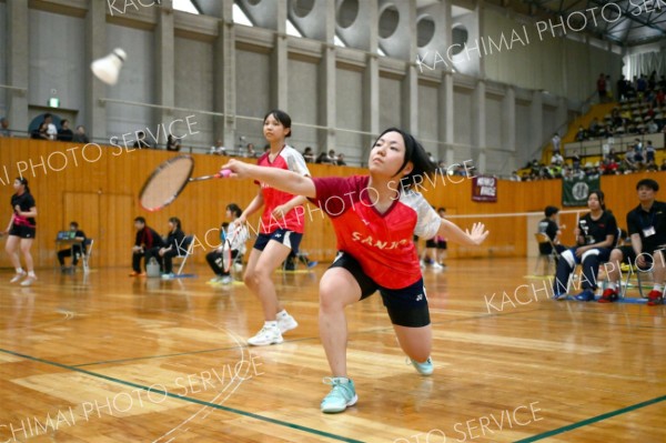 【女子個人戦ダブルス北北海道・準々決勝】第１ゲーム、稚内のペアと激しく打ち合う帯三条（金野和彦撮影）