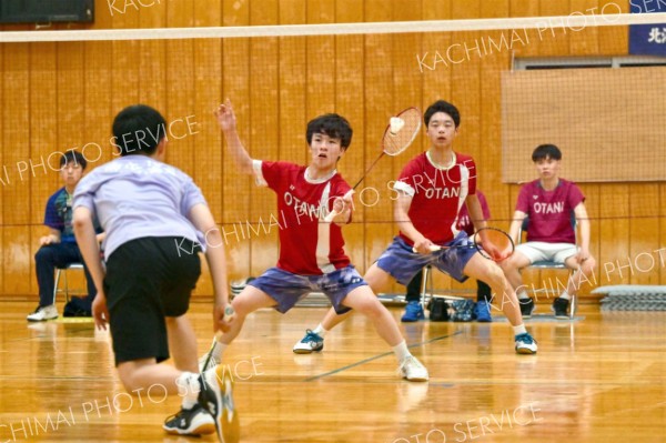 【男子個人戦ダブルス北北海道決勝】第１ゲーム、果敢に攻める帯大谷（（金野和彦撮影）