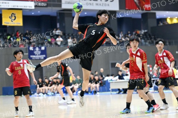 【男子１回戦・帯三条―室蘭栄】力強いシュートを放つ帯三条