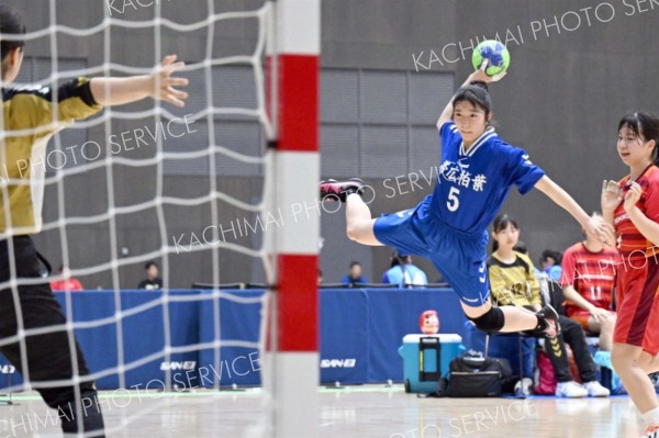 【女子準々決勝・帯柏葉―札幌北陵】右サイドからゴールを狙う帯柏葉