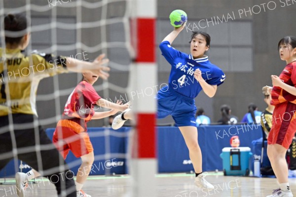 【女子準々決勝・帯柏葉―札幌北陵】右サイドからシュートを放つ帯柏葉
