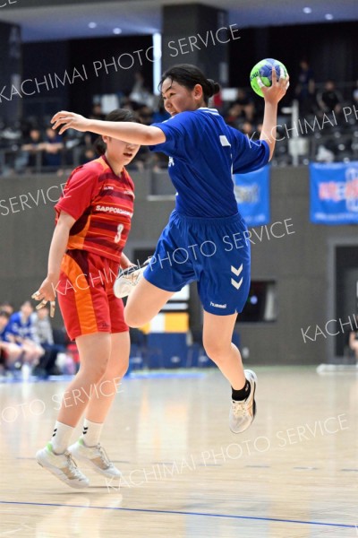 【女子準々決勝・帯柏葉―札幌北陵】ディフェンスをかわしながらシュートを放つ帯柏葉