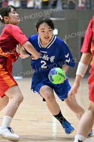【女子準々決勝・帯柏葉―札幌北陵】ゴール前でパスを回す帯柏葉