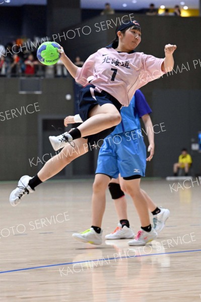 【女子準々決勝・帯三条―市立札幌新川】右サイドから強烈なシュートを打ち込む帯三条