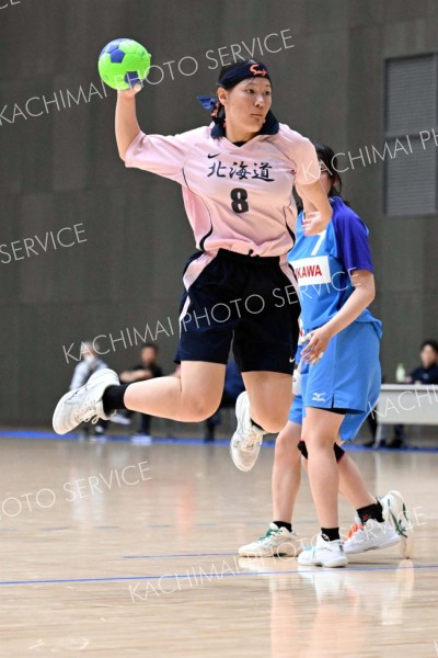 【女子準々決勝・帯三条―市立札幌新川】高い打点から力強くシュートを放つ帯三条