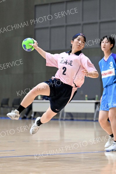 【女子準々決勝・帯三条―市立札幌新川】ディフェンスをかわしてシュートを放つ