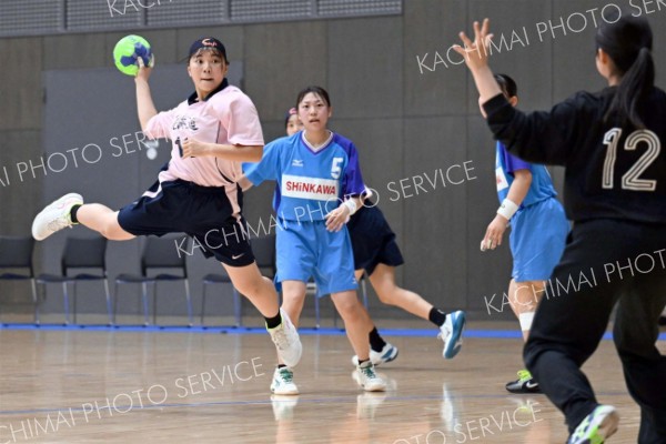 【女子準々決勝・帯三条―市立札幌新川】キーパーの動きを見ながらシュートを放つ帯三条
