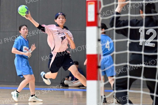 【女子準々決勝・帯三条―市立札幌新川】左サイドから強烈なシュートを放つ帯三条