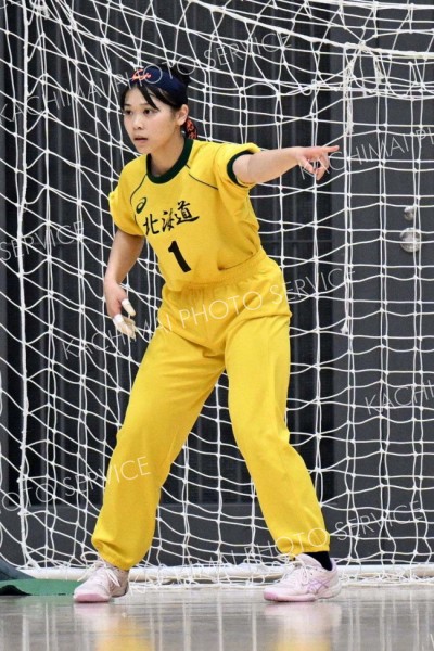 【女子準々決勝・帯三条―市立札幌新川】ＤＦへ指示をする帯三条のＧＫ