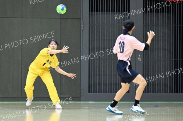 【女子準々決勝・帯三条―市立札幌新川】ロングスローで速攻を仕掛ける帯三条