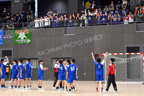 【男子準々決勝・帯三条―函大有斗】試合終了後、応援席へとあいさつをする帯三条の選手たち