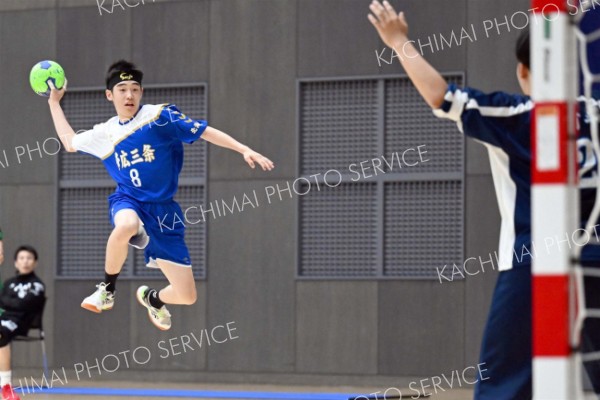 【男子準々決勝・帯三条―函大有斗】後半終了直前、帯三条の井澤泉里（２年）がシュートを決めて３１―２９の２点差とリードを広げる