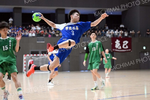 【男子準々決勝・帯三条―函大有斗】ダイナミックな跳躍からシュートを放つ帯三条