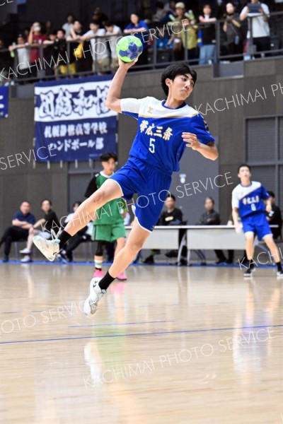 【男子準々決勝・帯三条―函大有斗】速攻から強烈なシュートを放つ帯三条