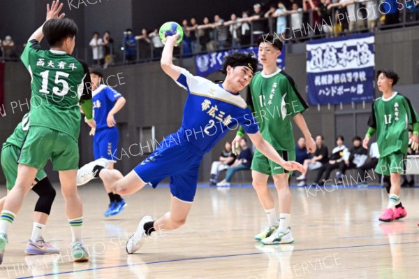 【男子準々決勝・帯三条―函大有斗】体勢を崩しながらシュートを放つ帯三条