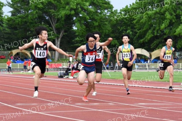 【３年男子１００メートル決勝】本庄航己（左、帯二）が１１秒４７でライバルを制した