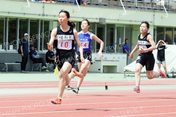 【３年女子１００メートル決勝】全国大会参加標準記録に匹敵する１２秒４８の好タイムで優勝