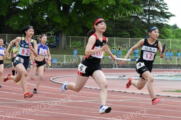 【女子４００メートルリレー決勝】前を走る緑南、足寄を追う札内　逆転でチームを優勝に導いた