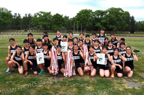 学校対抗を男女ともに制し、２年ぶり２度目の総合優勝を飾った緑南