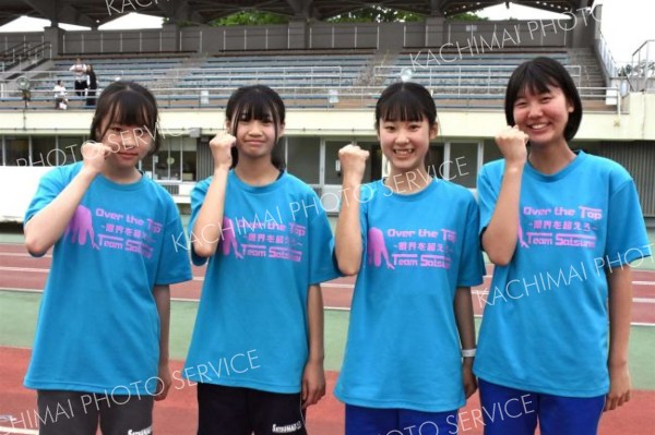 女子４００メートルリレーを大会新の５０秒５２で制した札内。（