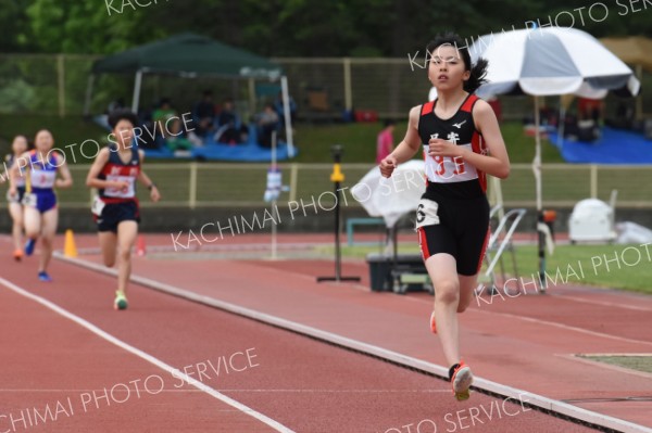 女子８００㍍予選３組
