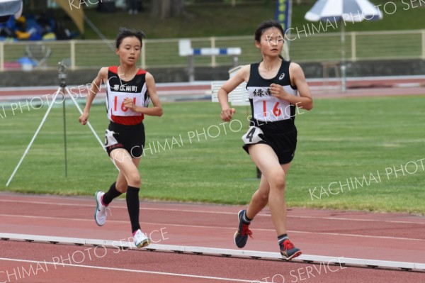 女子８００㍍予選４組