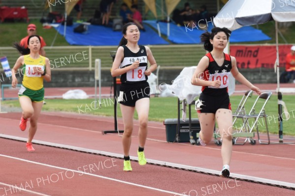 女子８００㍍予選５組