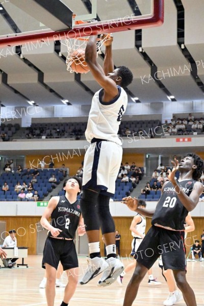 【男子決勝リーグ・白樺学園―駒大苫小牧】両手でダンクをたたき込む白樺学園