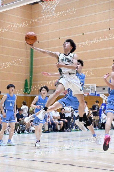 【男子予選トーナメント１回戦・帯農―苫小牧工】鋭いドライブからシュートを決める帯農