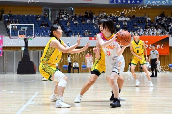 【女子２回戦・白樺学園―北星学園女子】ダブルチームで守る白樺学園