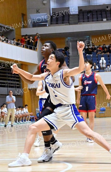 リバウンドを狙う東海大札幌男子