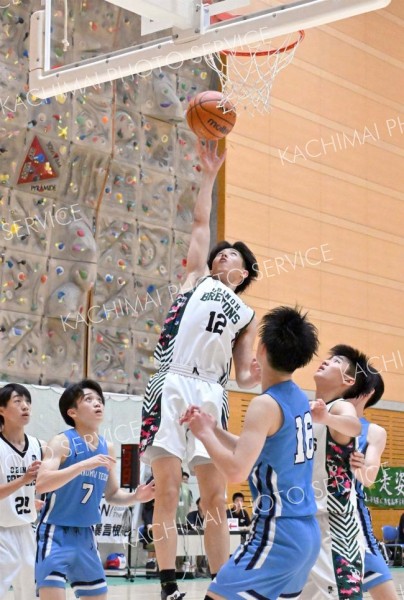 シュートを打つ帯農男子