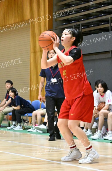 ３点シュートを狙う帯大谷女子