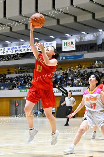 レイアップシュートを放つ帯大谷女子