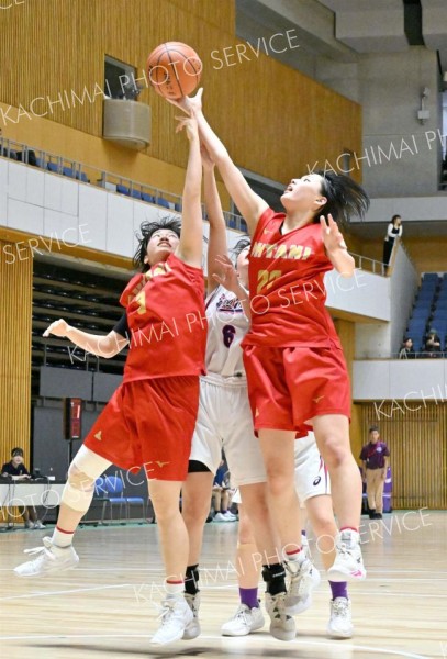リバウンドを取り合う帯大谷女子