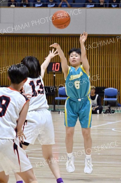 シュートを放つ札幌山の手女子