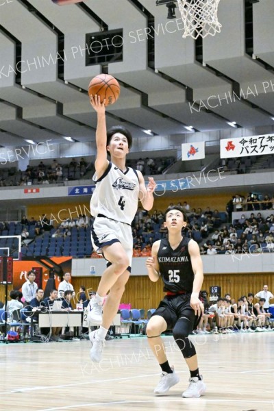 シュートを放つ白樺学園男子