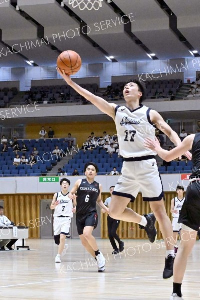 シュートを放つ白樺学園男子