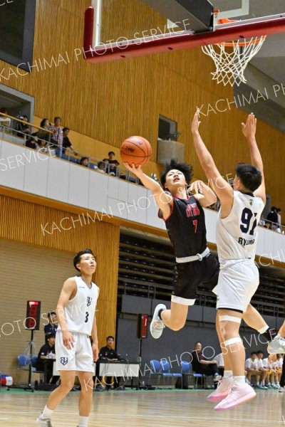 シュートを放つ帯大谷男子