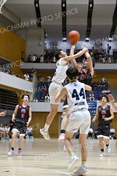 シュートを放つ帯大谷男子