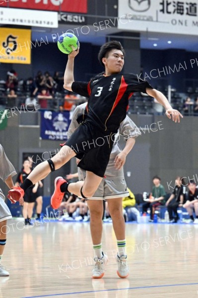【男子準決勝・帯三条―札幌静修】後半１４分、速攻から川原徹平（３年）がシュートを放ち１９―２６と追い上げる