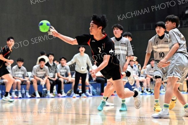 【男子準決勝・帯三条―札幌静修】帯三条は前半１７分、橘井証主将（３年）が低い体勢でゴールを決めて７―１２と追い上げる
