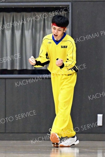 【男子準決勝・帯三条―札幌静修】相手のシュートをセーブしてガッツポーズを決めるＧ
