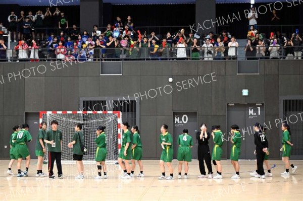 【女子決勝・帯三条―札幌北陵】試合終了後、応援席へあいさつをする帯三条の選手たち