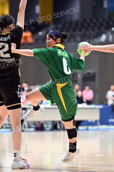【女子決勝・帯三条―札幌北陵】後半２８分、ディフェンスをかわして反町七瀬（２年）がゴールを決め１７－１８と１点差に詰め寄る