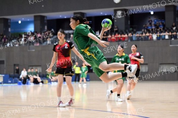 【女子決勝・帯三条―札幌北陵】後半１７分、倒れ込みながら小室萌愛（３年）が左サイドからゴールを決めて１１－１６とする