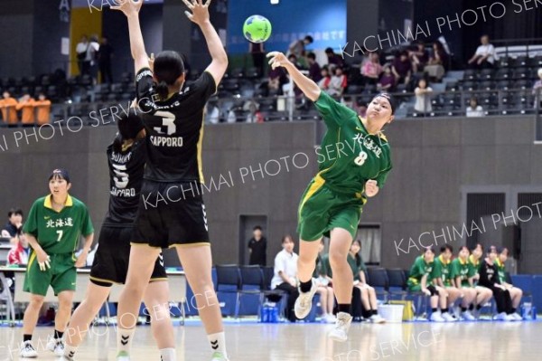 【女子決勝・帯三条―札幌北陵】後半１６分、松井花怜（２年）が強烈なシュートを放ち１０－１６とする